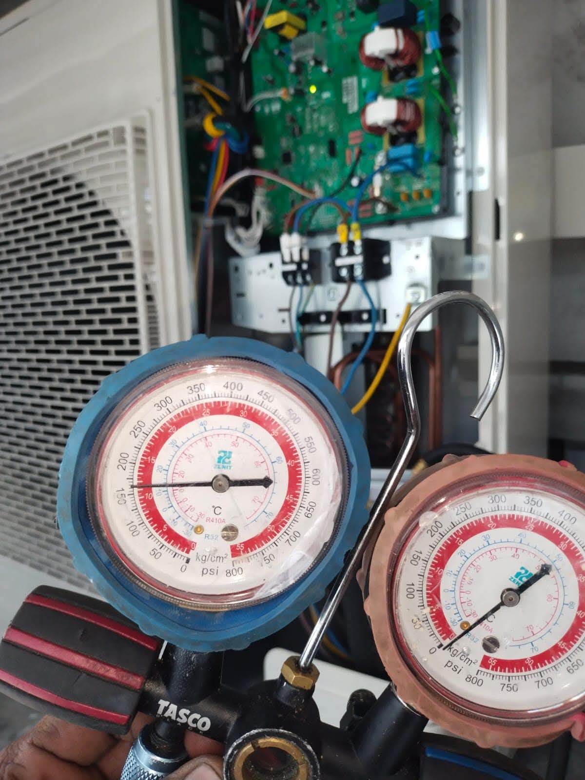 Pressure gauges during a diagnostic check